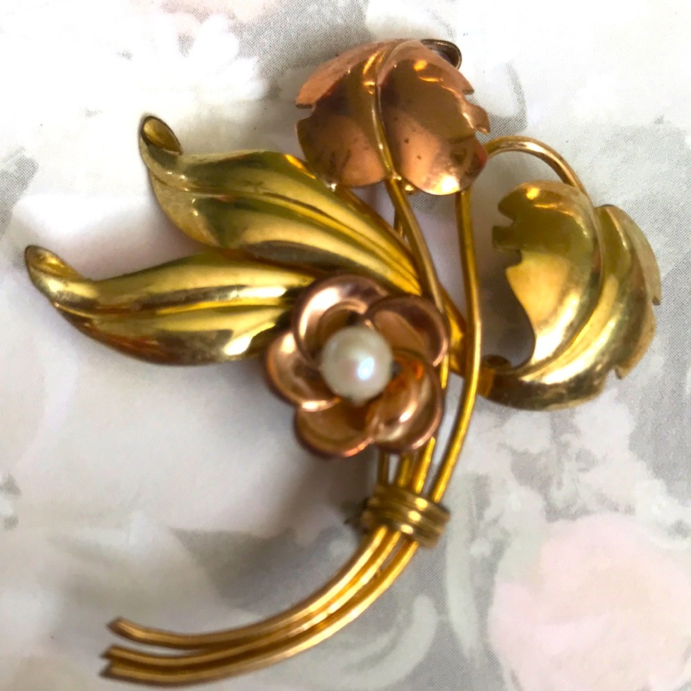 Beautiful Antique Vintage 1940’s 2 Tone 12k  GF Floral Pearl Brooch. Size:2”.